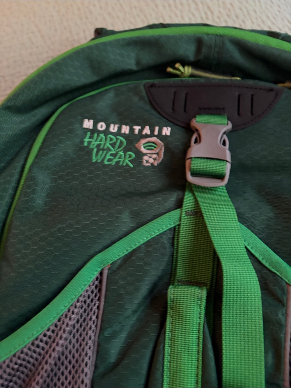 Mountain Hardwear Agama 31L Green Backpack - Men's Outdoor Daypack - Picture 2 of 9